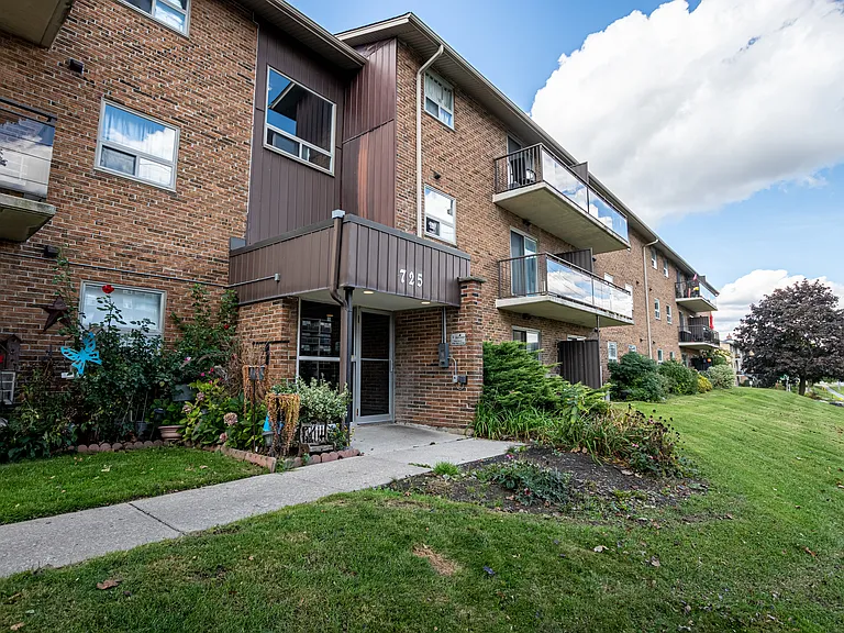 725 Wonderland Rd S — Photo 18