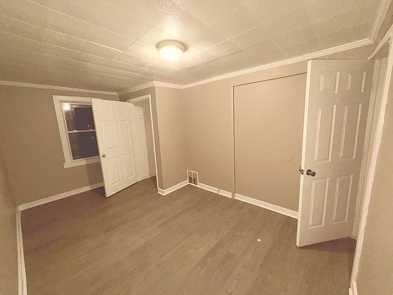 1302 Irwin St — Photo 3