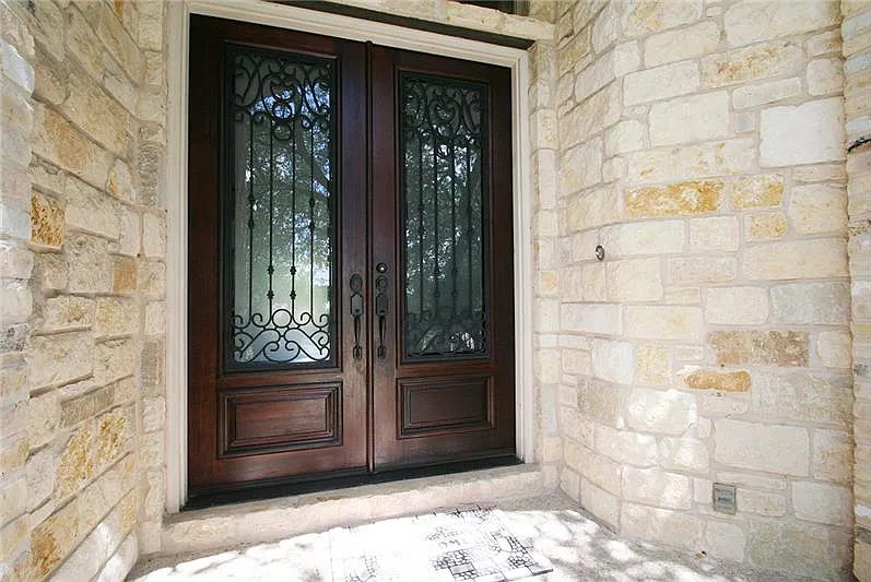 6 bed, 5.5 bath, 5093 sqft, $8,950 — Photo 2