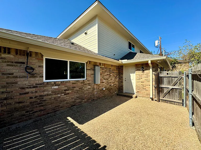 919 Briar Dr — Photo 15