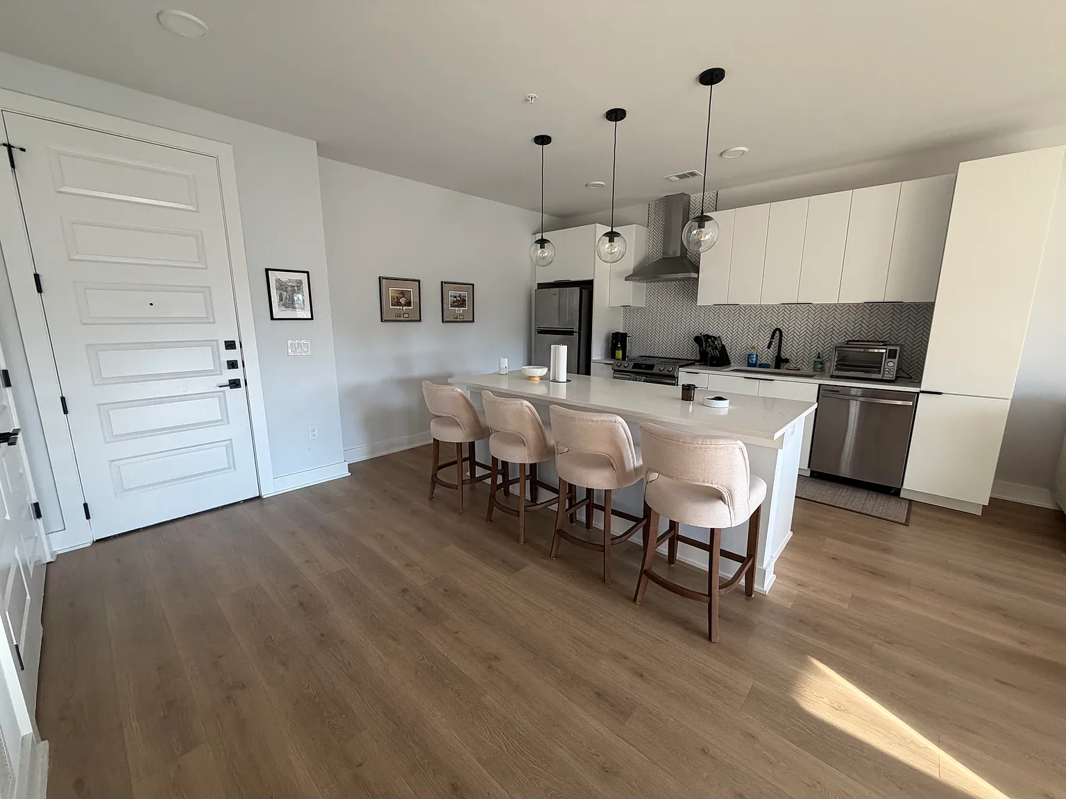 1 bed, 818 sqft, $1,950 — Photo 4