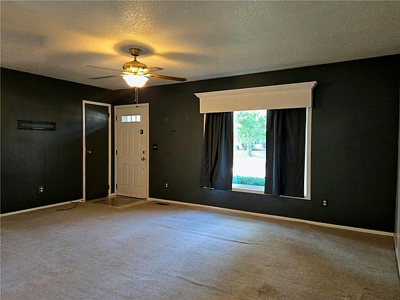 5th image of 910 Hillside Dr