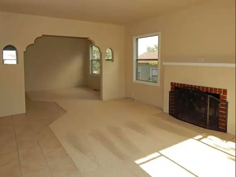 970 W Franklin St — Photo 6