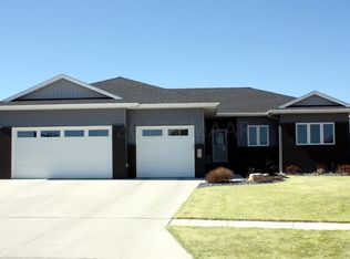 6039 Autumn Dr S, Fargo, ND 58104