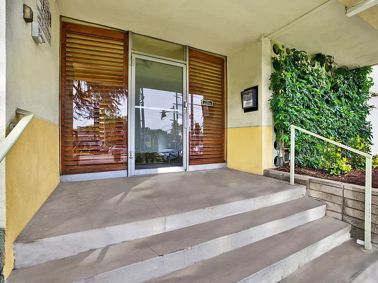 4533 Los Feliz — Photo 8