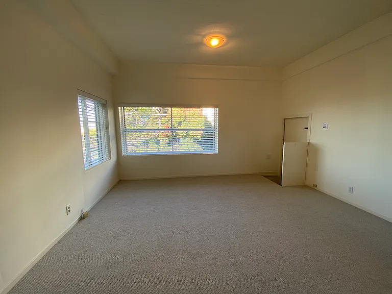 2523 Leavenworth St — Photo 9