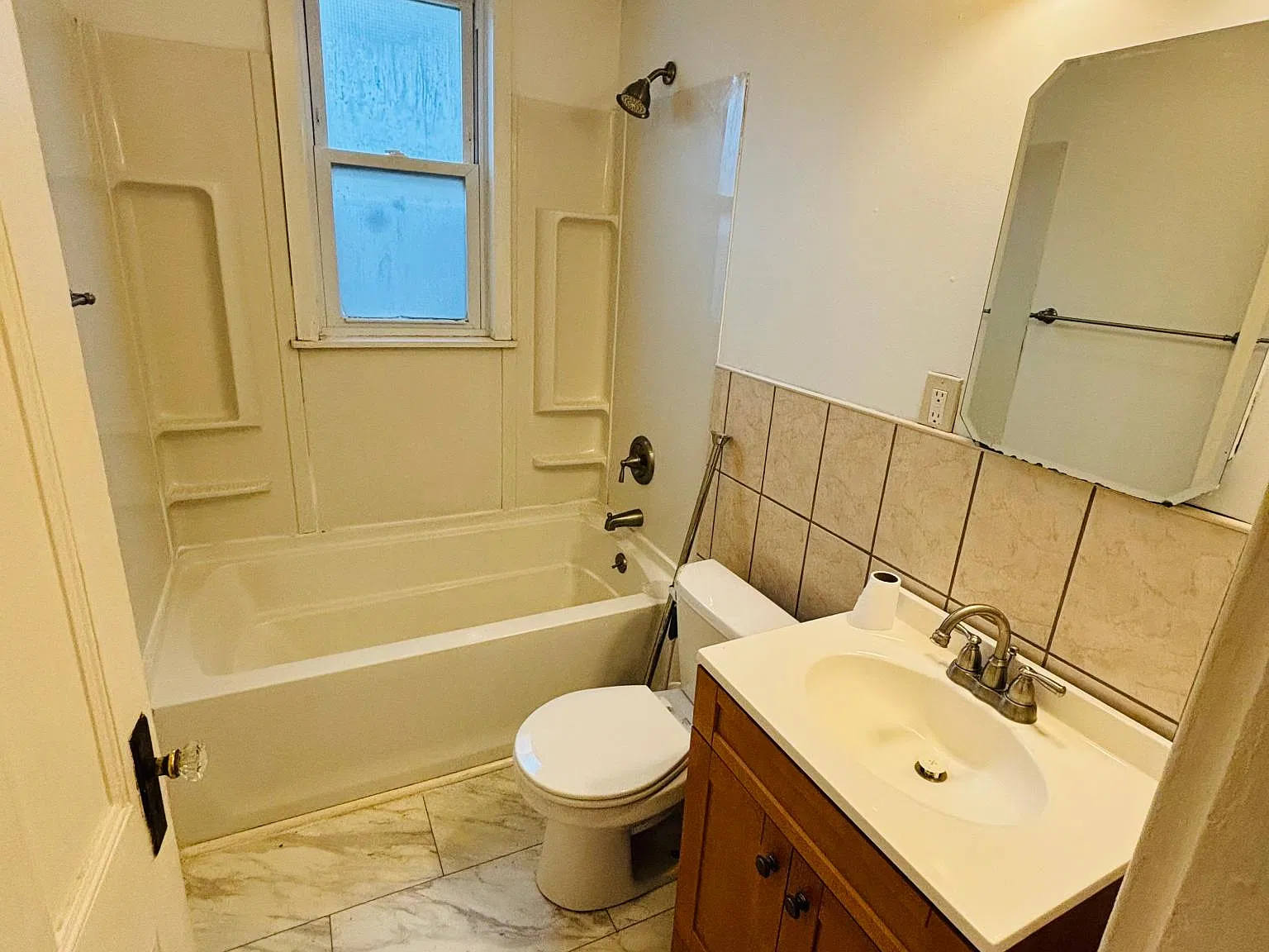 1 bed, 900 sqft, $1,600 — Photo 2