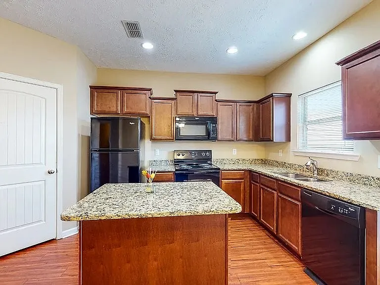 805 Lower Park Pl — Photo 2
