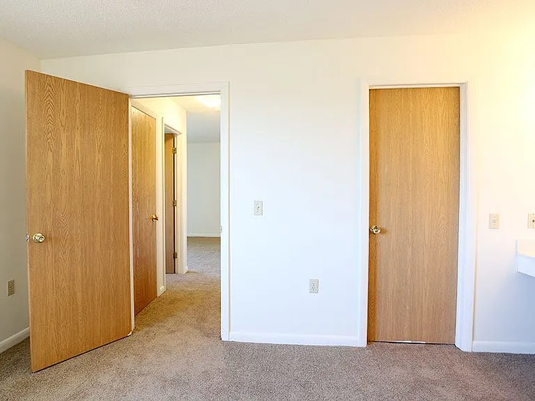 HUNTERS OAK APARTMENTS — Photo 13