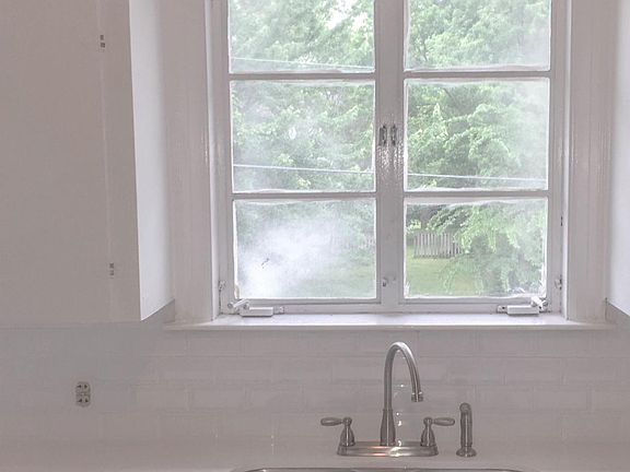Quartz countertops w beveled backsplash