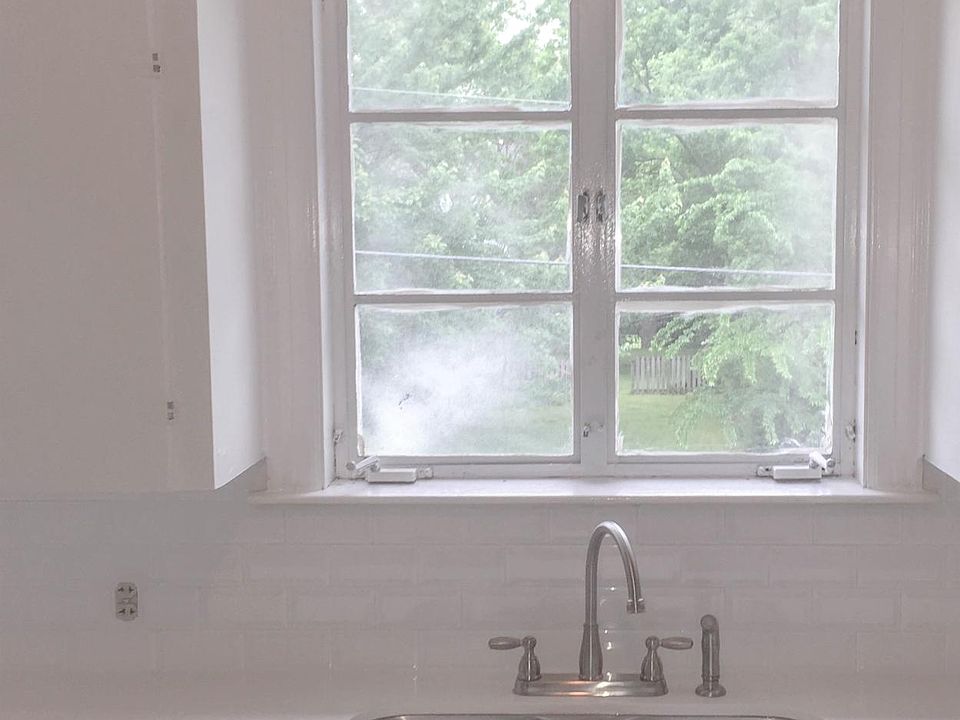 Quartz countertops w beveled backsplash