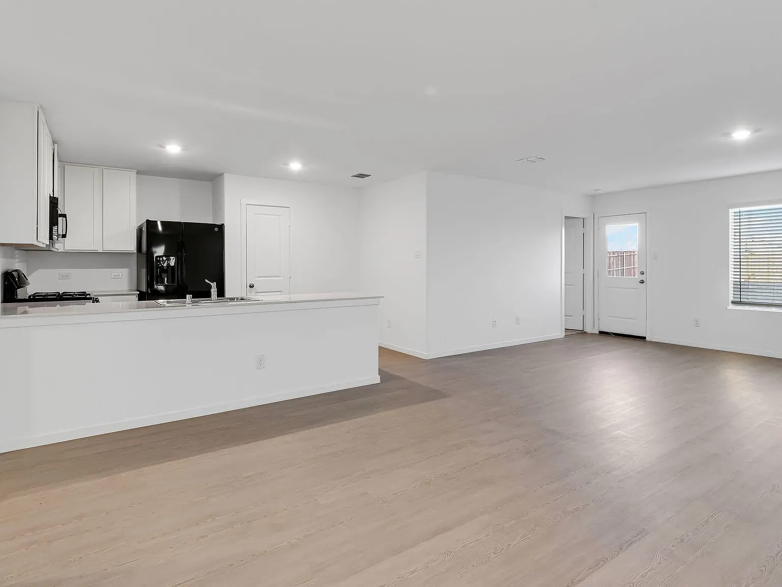 4 bed, 1667 sqft, $2,800 — Photo 1