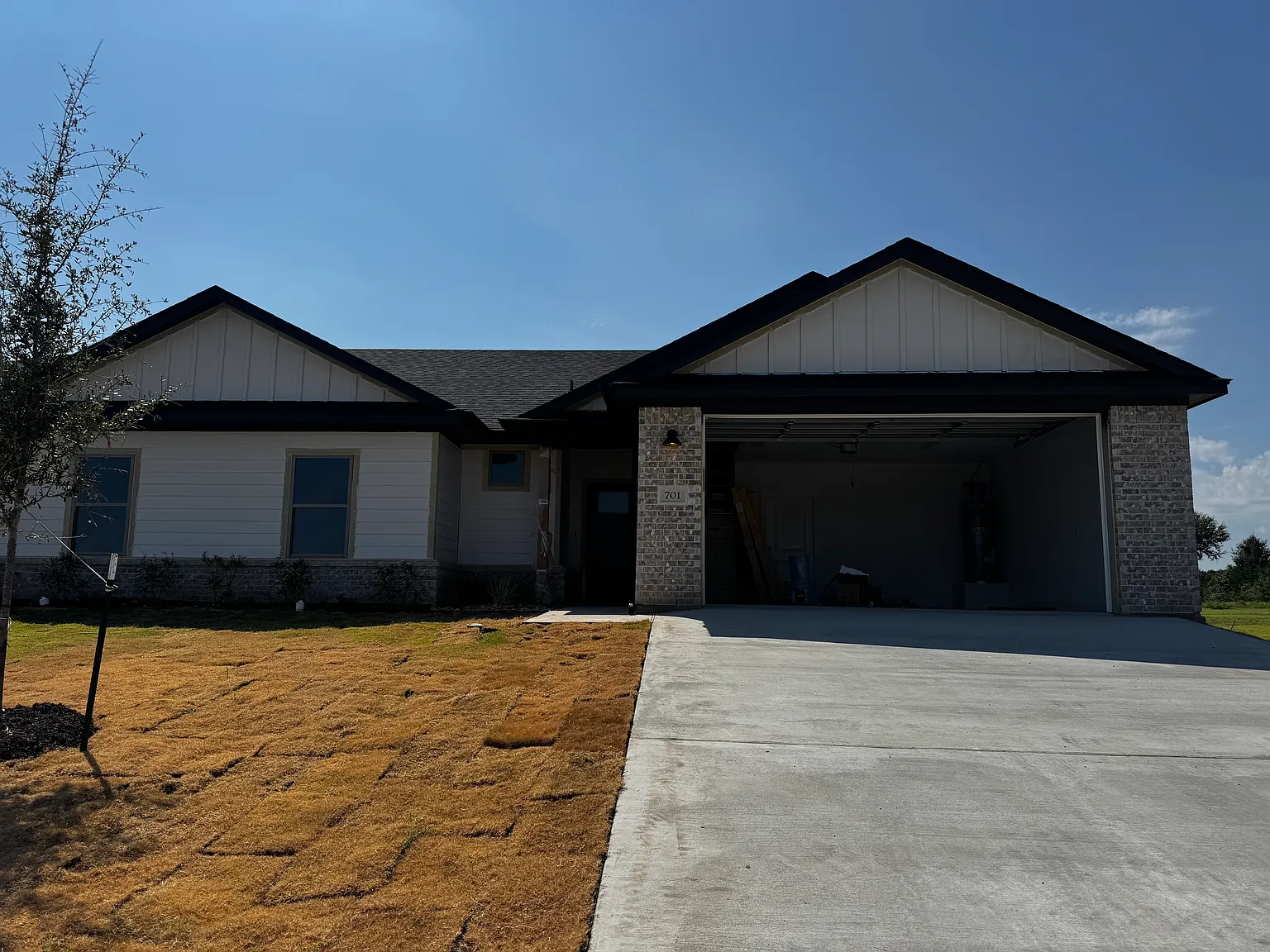 3 bed, $2,095 — Photo 2