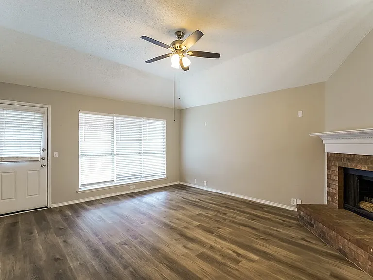4612 Parkmount Dr — Photo 3