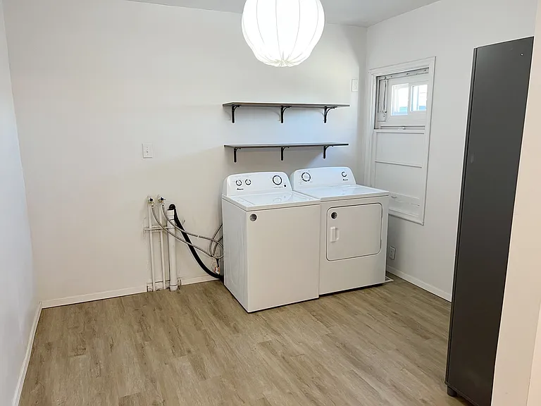 579 E Gentile St S — Photo 8