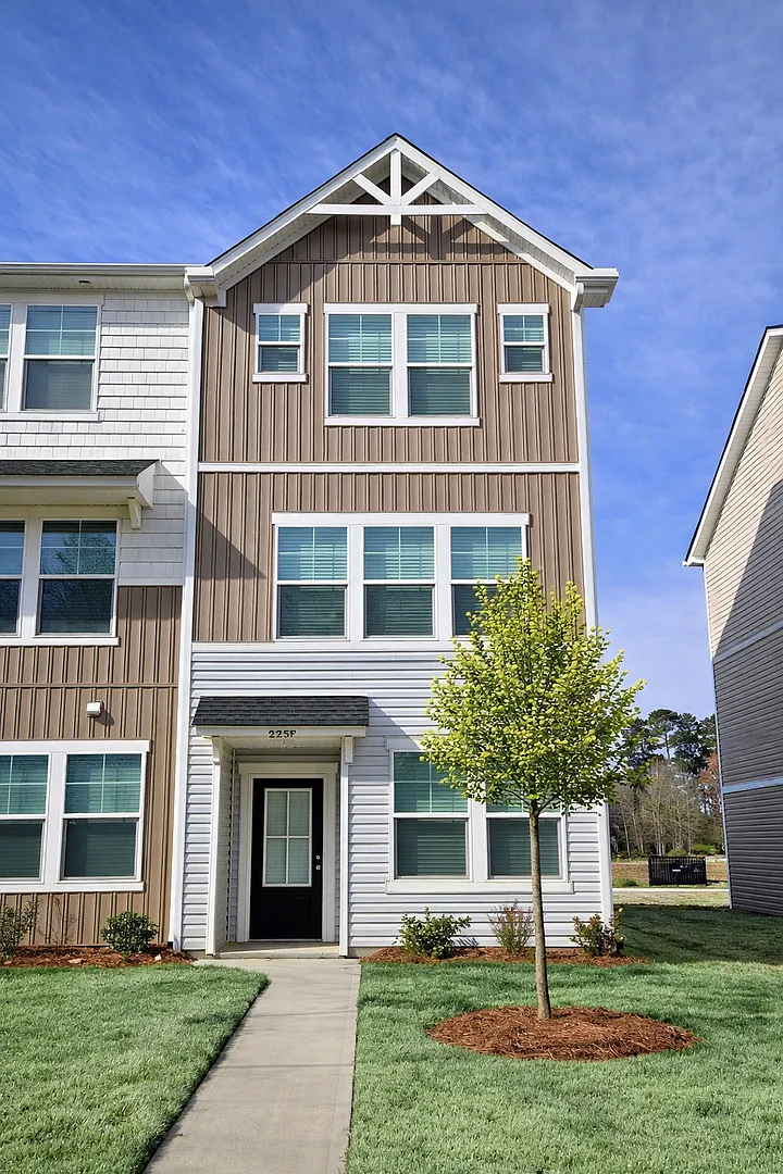 3-Bedroom, 3.5 Bath Townhome for Rent in Mooresville, NC | Attached Garage & Modern Kitchen — Photo 1