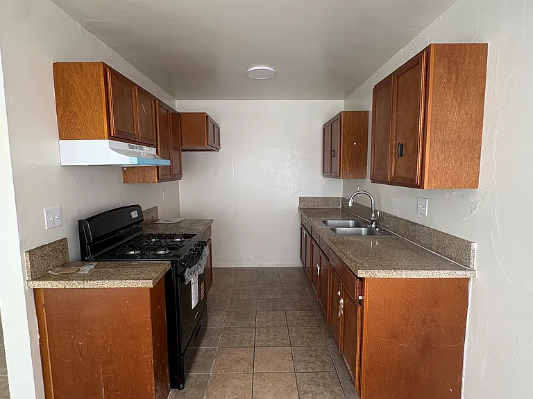 321 W 1st St #2 — Photo 6