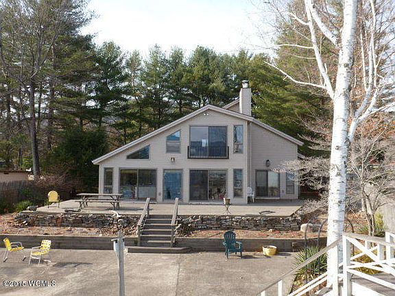 4th image of 15 Lakeside Ln