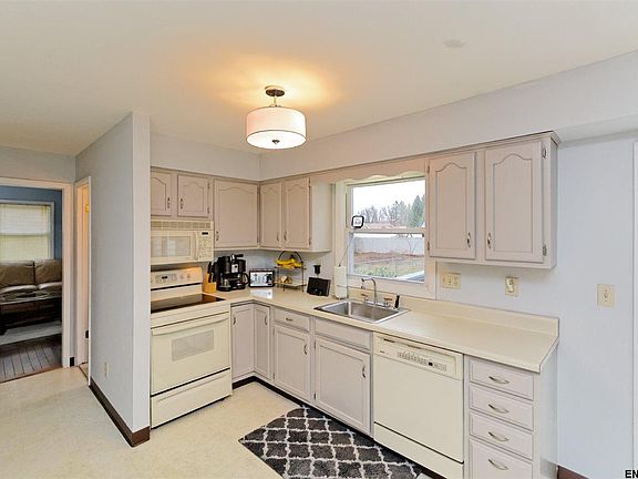 3rd image of 14 Pinehurst Dr