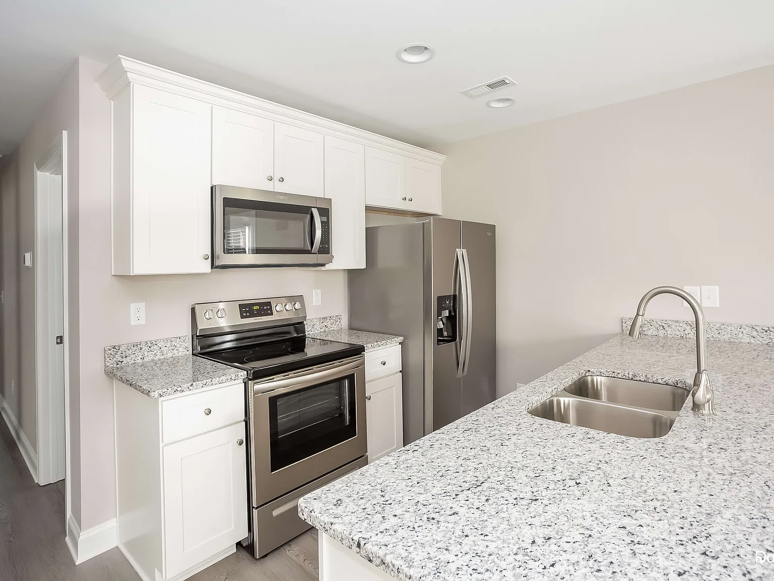 3 bed, 2.0 bath, 1205 sqft, $1,615 — Photo 4