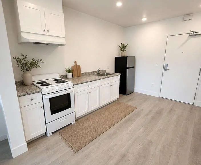 6211 S Vermont Ave #8 — Photo 2