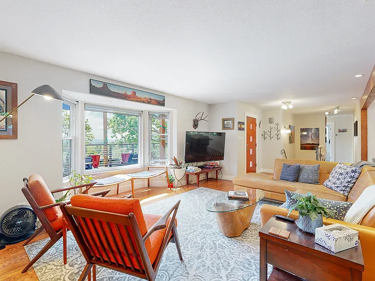635 S Devinney Way — Photo 2