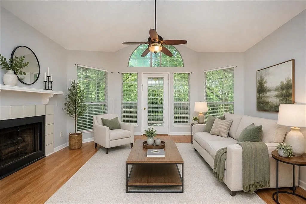 2 bed, 2.0 bath, 880 sqft, $1,900 — Photo 2