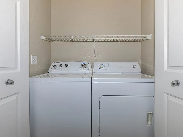 1a1 Renovated 965 SQFT 1 Bed 1 Bath