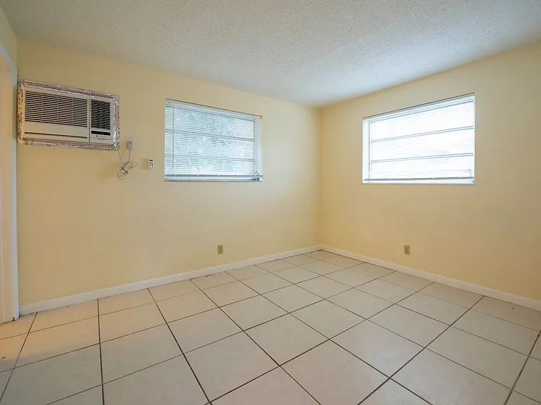 1142 NE 3rd Ave — Photo 5