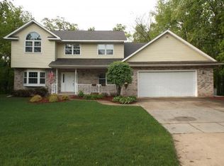 635 Woodland Cir, Waupaca, WI 54981