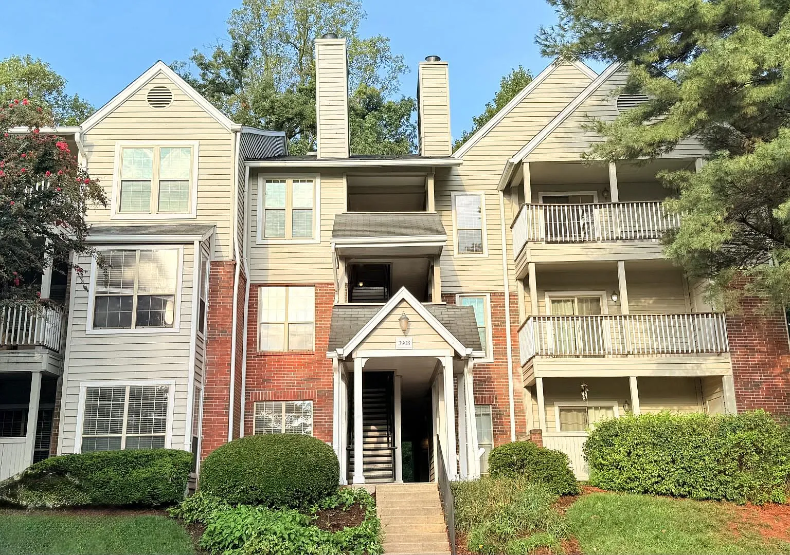 Penderbrook Square Condo — Photo 1