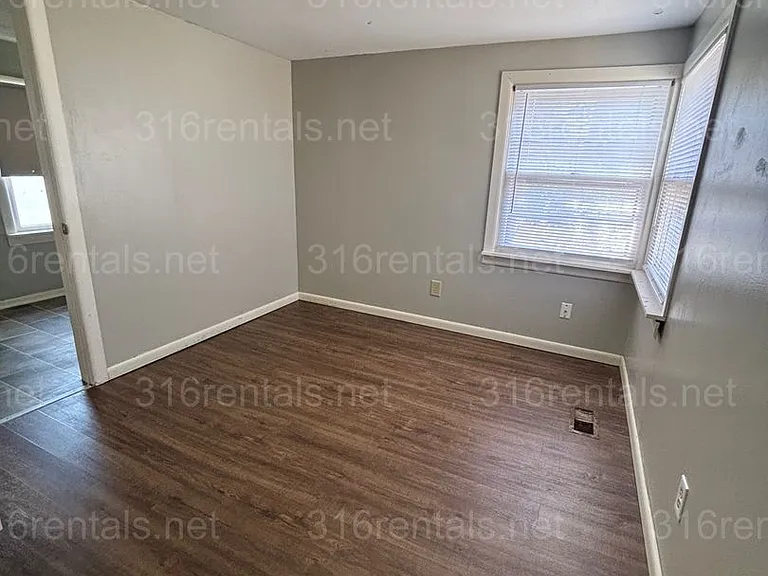 511 W Locust Ave — Photo 13