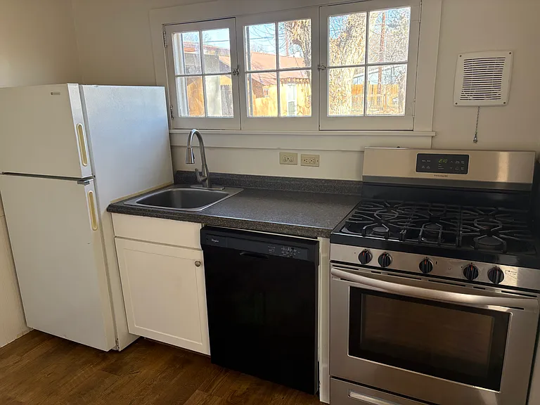 330 Browning Ave #B — Photo 6