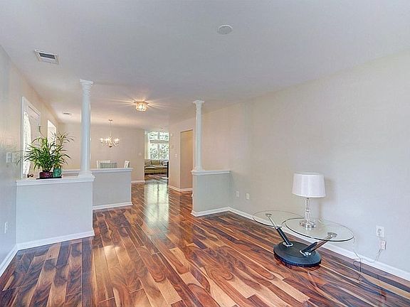 3rd image of 176 Fountayne Ln