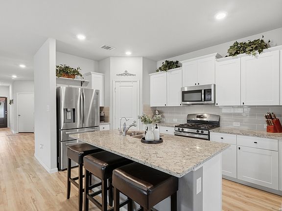 4th image of 15143 Maskette Ave