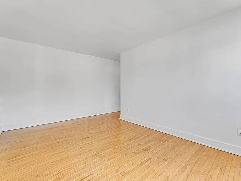 389 Yonge St — Photo 8