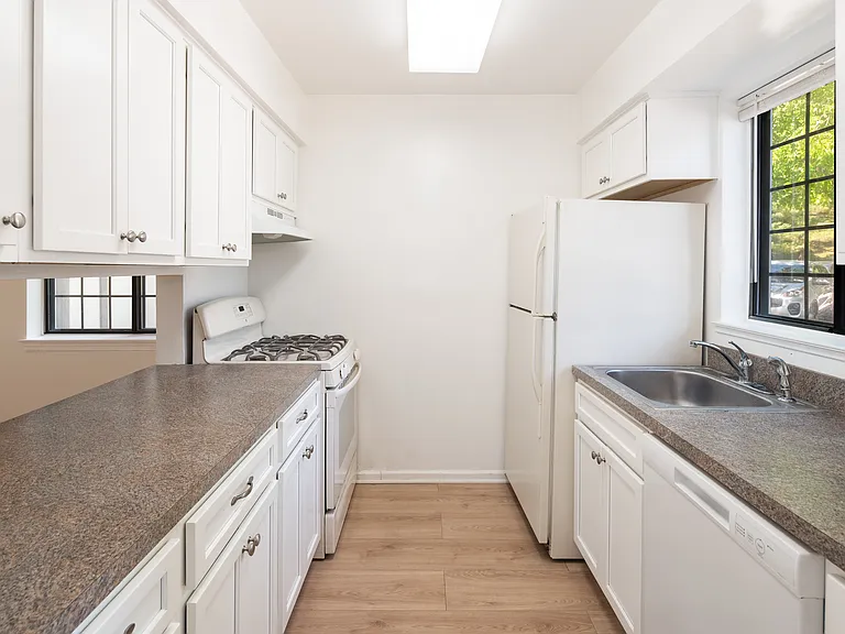 11 Eden Ct #11 — Photo 4