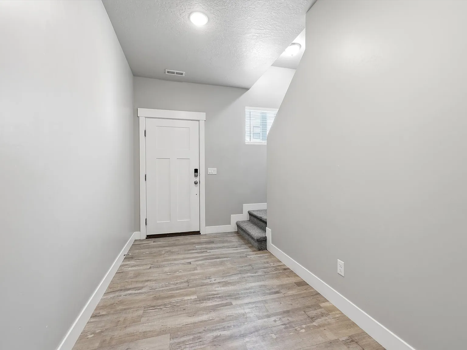 5 bed, 2090 sqft, $2,400 — Photo 4