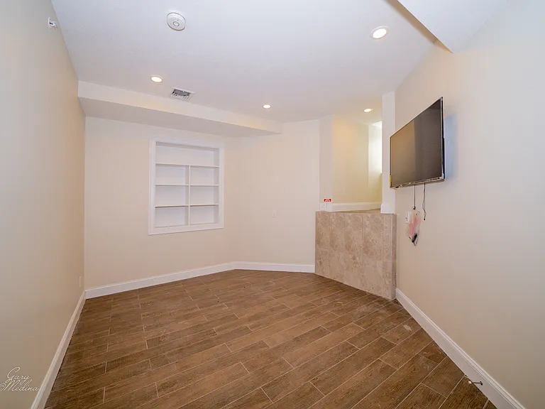 1616 Beacon St #1 — Photo 9