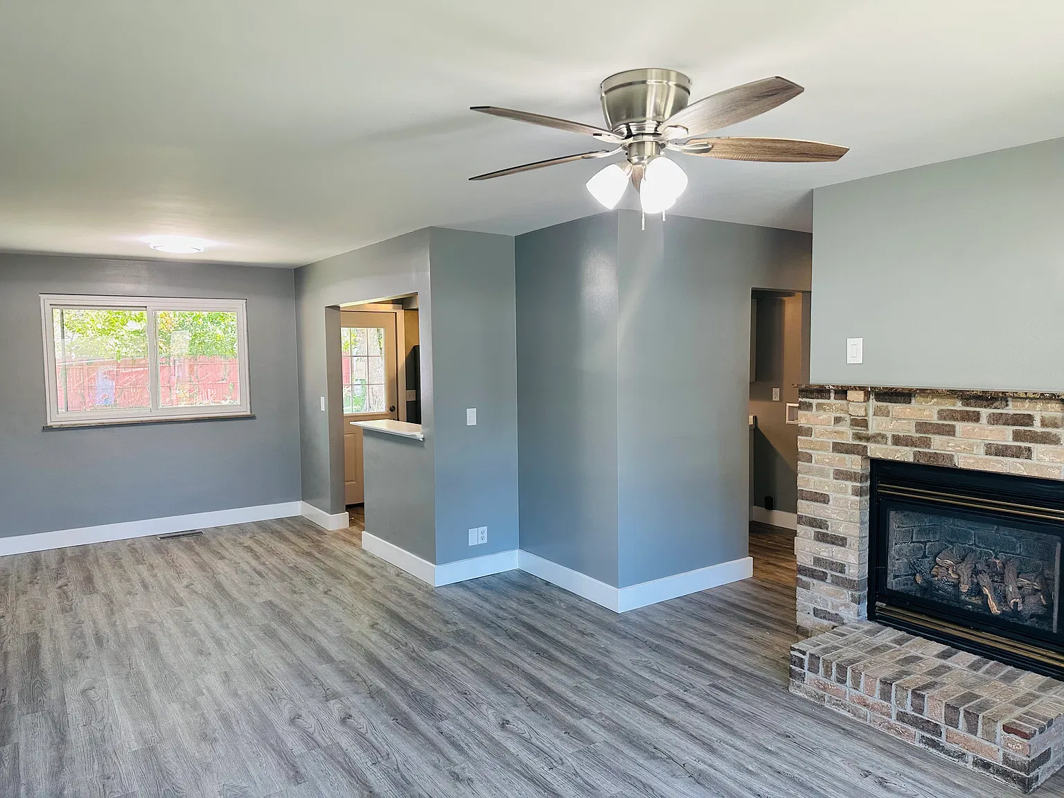 487 Warr Ln — Photo 2
