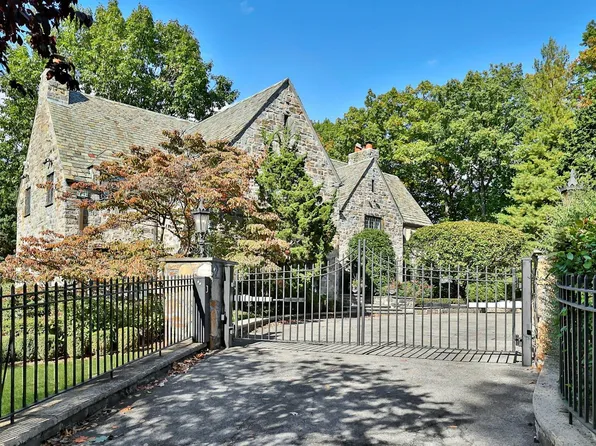 15 Hillcrest Drive, Pelham, NY 10803