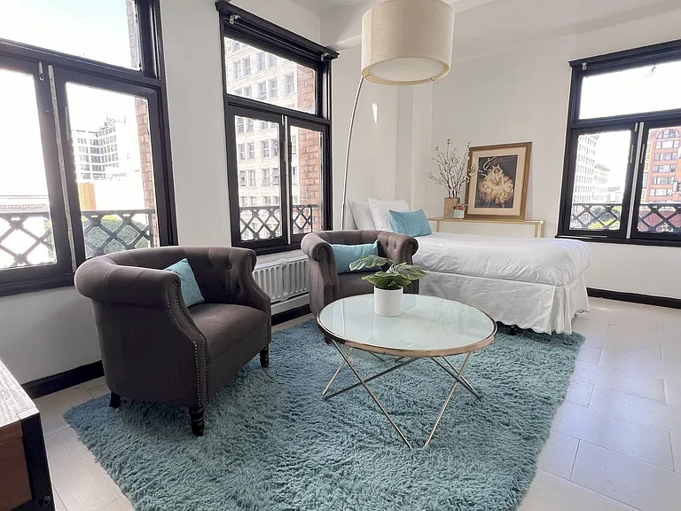 Hayward Manor Apartments — Photo 8