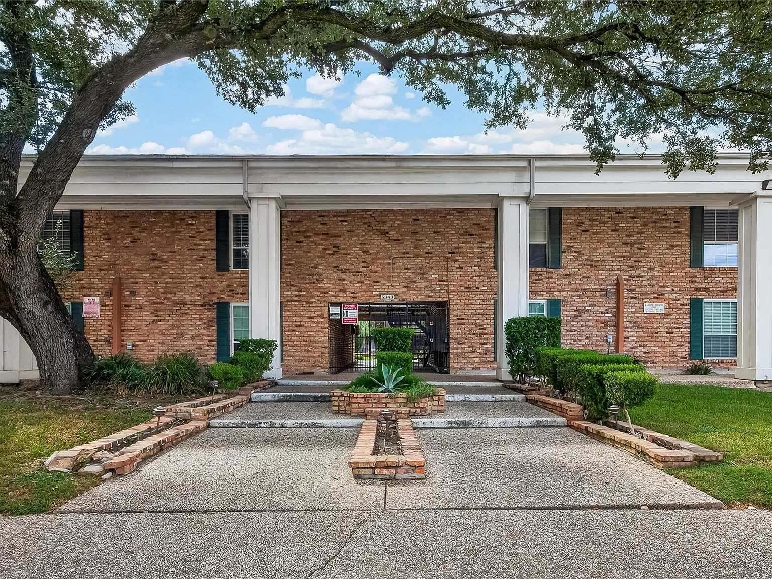 1 bed, 1.0 bath, 686 sqft, $1,300 — Photo 1