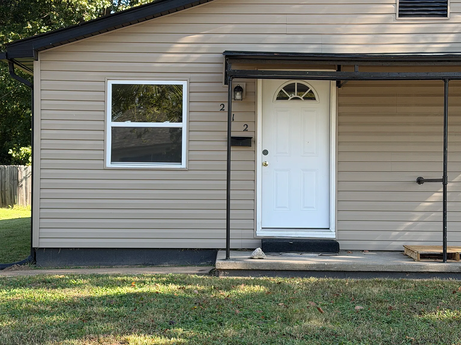 212 Clara St — Photo 2