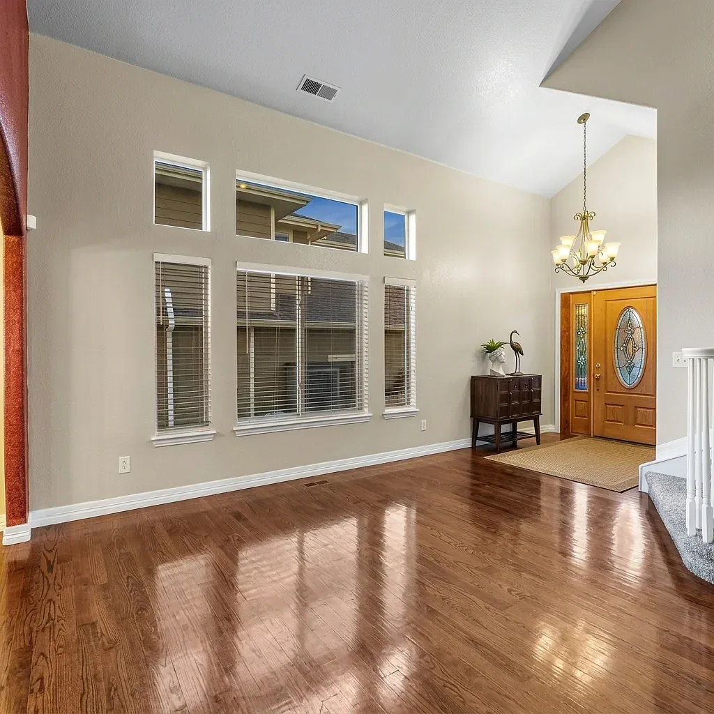 8 bed, 4078 sqft, $625 — Photo 2