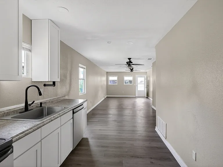 2520 N Hickory St — Photo 15
