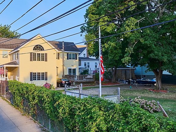 4th image of 176 Coleridge St