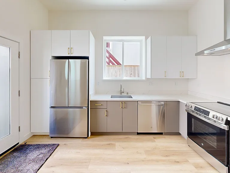 2952 Folsom St — Photo 2