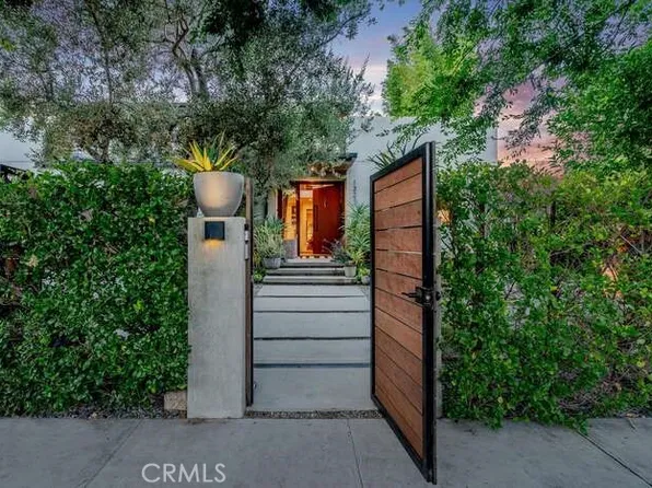 13215 Hartsook St, Sherman Oaks, CA 91423