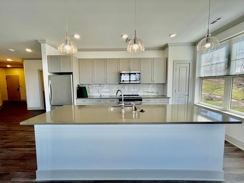 1st image of 108 Corporate Park Dr #1018